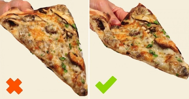 Đầu tiên là cầm pizza Đầu tiên là cầm pizza