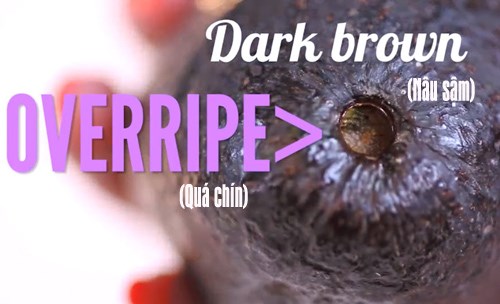 Bơ chín quá, lõi cuống có màu nâu sậm 