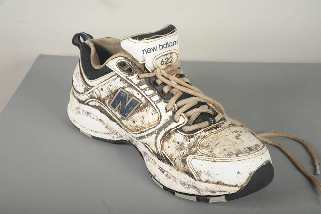 Một chiếc giày thể thao được tìm thấy ở British Columbia