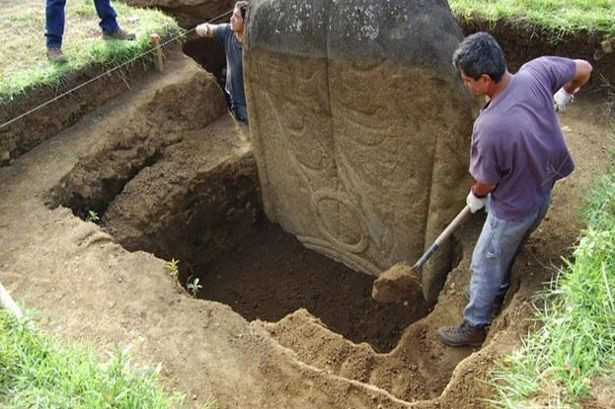 Đá khổng lồ dạng hình người có thân, đầu rời rạc