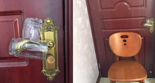 Đặt hai chiếc cốc lên tay cầm cửa 