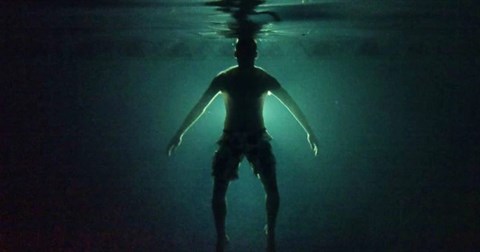 Kinh ngạc dị nhân ăn ngủ 10 ngày hoàn toàn dưới nước