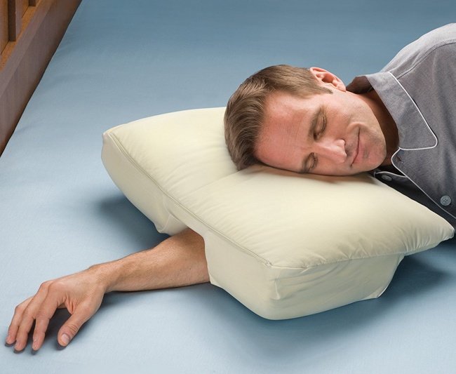 Chiếc gối êm dịu với lỗ kê tay - Memory foam pillow with arm hole