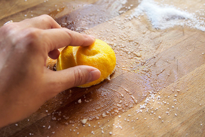 Vệ sinh thớt vằng chanh và muối  Vệ sinh thớt vằng chanh và muối