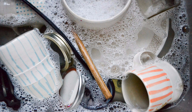 Rửa thớt khác với rửa bát, xoong  Rửa thớt khác với rửa bát, xoong