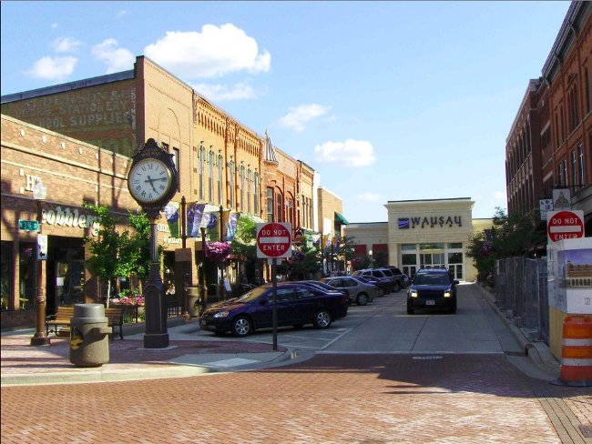 Marissa Mayer sinh năm 1975 tại một thị trấn nhỏ có tên là Wausau nằm ở bang Wisconsin, Mỹ