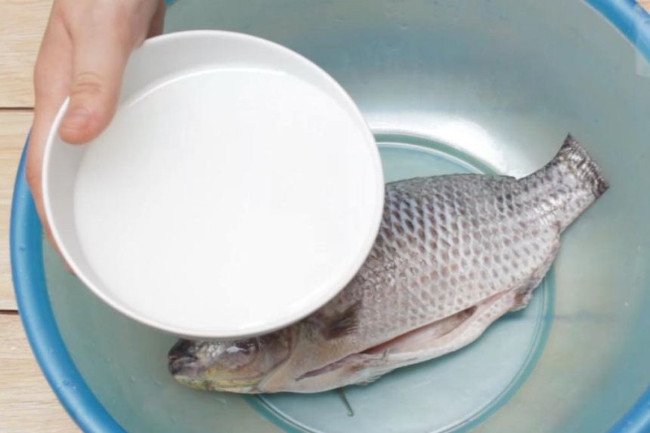 Giấm cũng giúp đanh bay mùi tanh của cá 