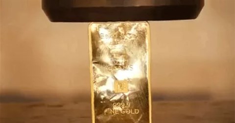 Cận cảnh máy ép thủy lực "nhào nặn" thỏi vàng 24K nguyên khối 1kg