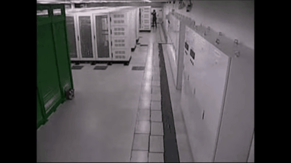 Những cụm server đặt trong phòng vẫn hoạt động dù động đất cực mạnh xảy ra 