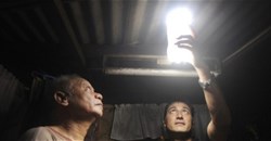 Bóng đèn sáng cả ngày không dùng điện từ chai nhựa bỏ đi