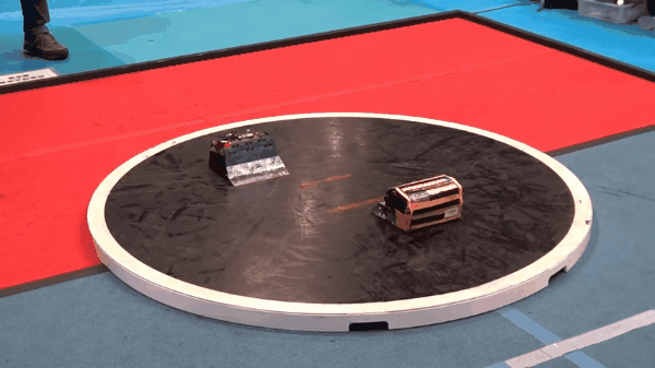 Cuộc thi đấu sumo của các chú robot tí hon diễn ra rất gay cấn 
