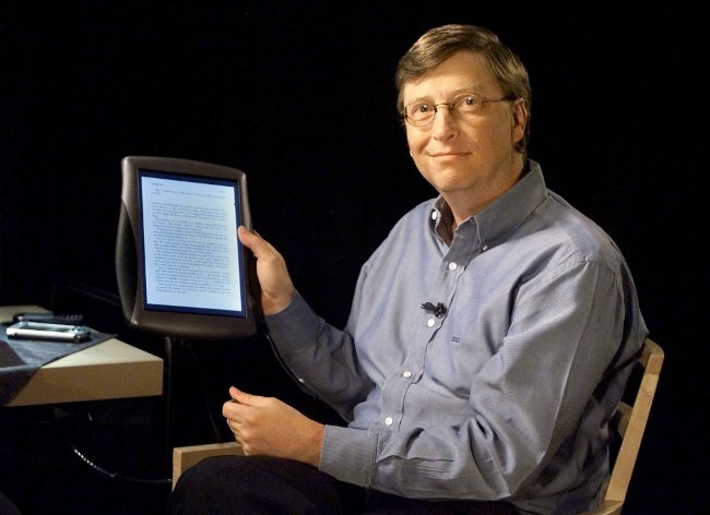 Bill Gates với một chiếc máy tính bảng của Microsoft được chụp vào năm 2000