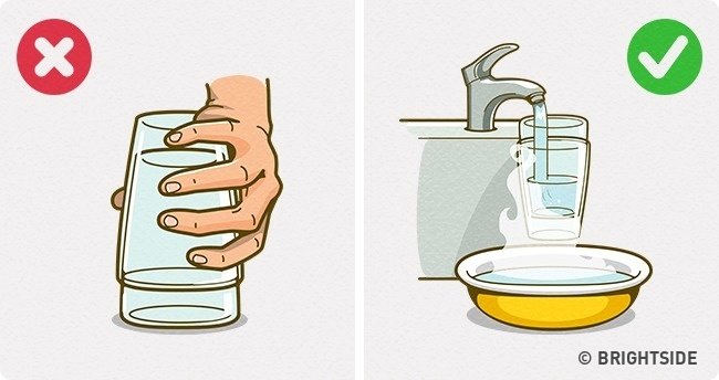 Cách gỡ hai chiếc ly bị hút vào nhau