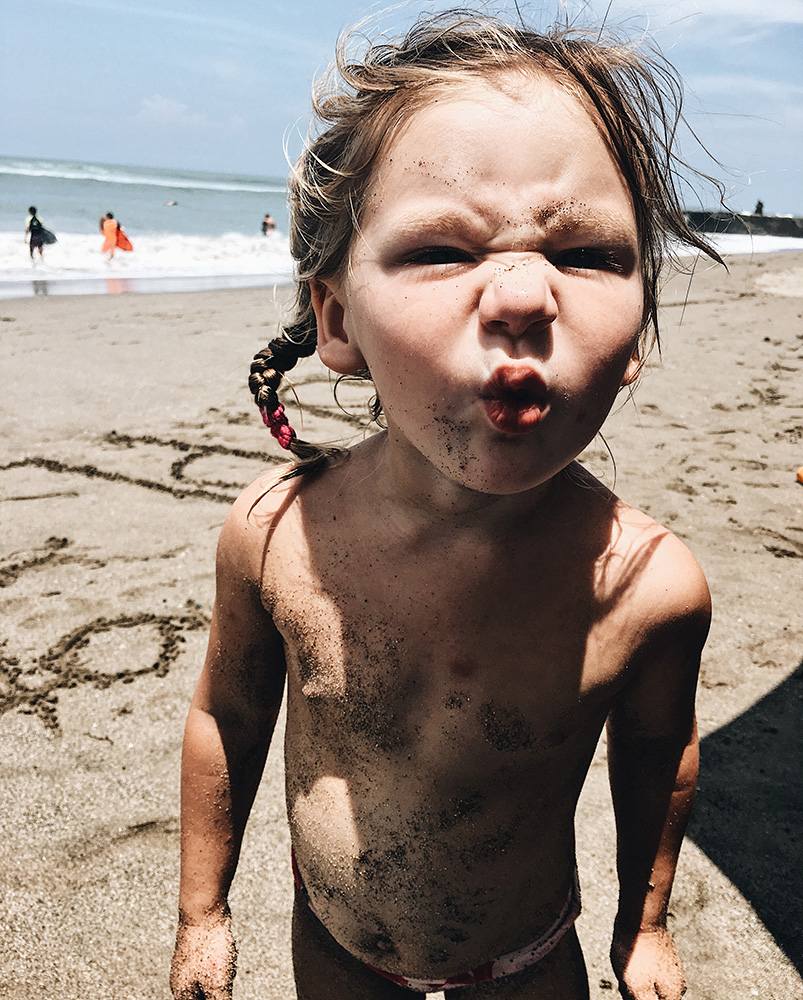 Ảnh bé gái tại bãi biển