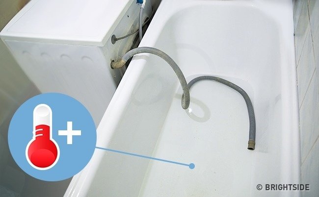 Nếu không có nước nóng, chỉ cần bật máy giặt đến 90 độ, chuyển hướng vòi nước vào bồn tắm là được