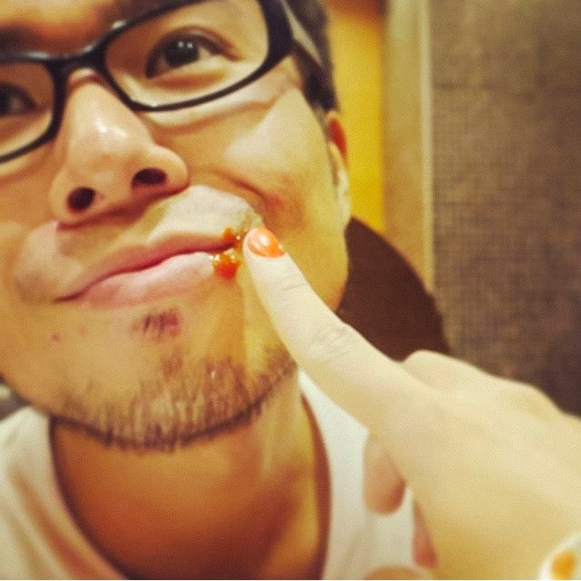 Dính hết ra miệng rồi nè, để em lau cho