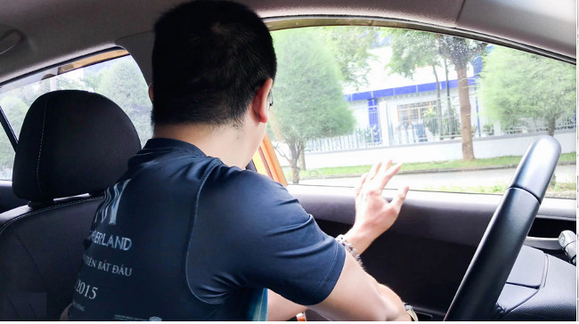 Những lưu ý khi mở cửa xe 