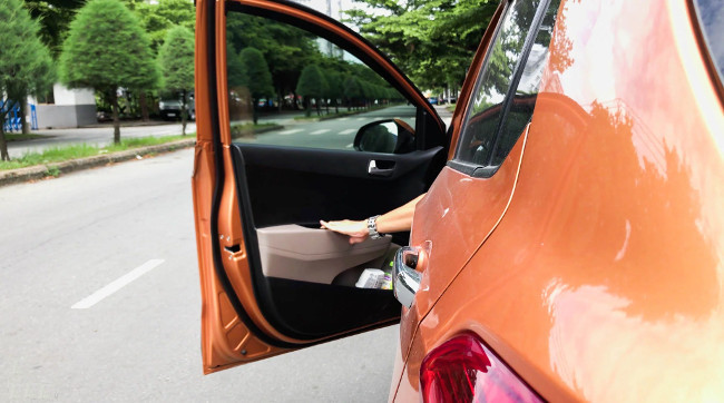 Mở bằng tay gần cửa, cửa sẽ mở rất rộng, nếu không quan sát thì có thể gây tai nạn cho người ngoài đường