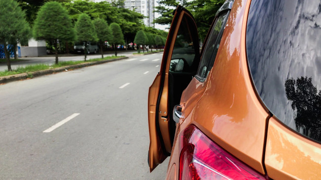 Mở bằng tay xa cửa, cửa chỉ mở hé, giảm thiểu việc gây tai nạn