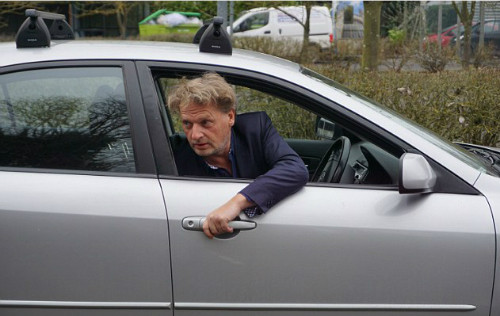 Phương pháp mở cửa xe an toàn