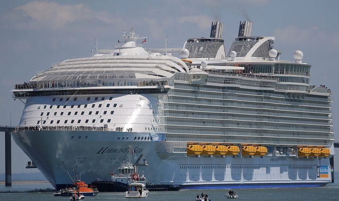 Harmony of the Seas có chiều dài bằng 3 sân bóng đá hoặc 5 chiếc Boeing 747