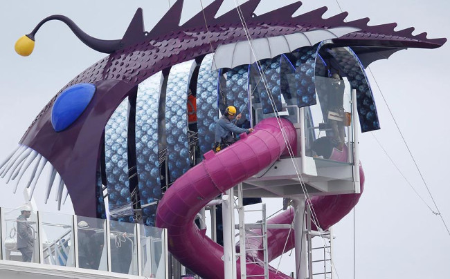 Cầu trượt lướt trên du thuyền 