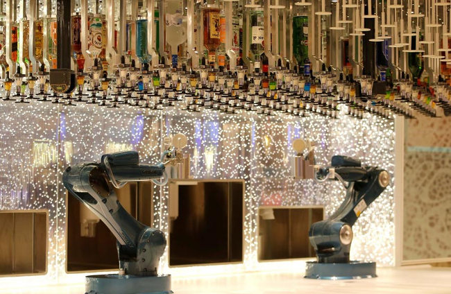 Quầy bar được phục vụ bằng robot 