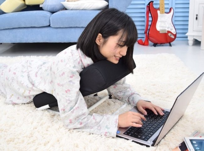 Gối dành riêng cho những người thích nằm sấp làm việc