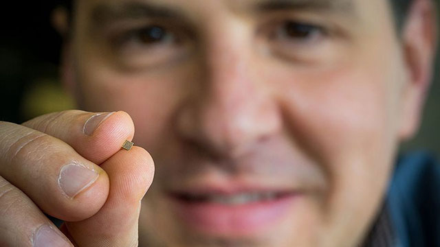 Nhà nghiên cứu Ofer Dekel với chiếc vi xử lý siêu nhỏ có thể chạy thuật toán Machine Learning một ngày nào đó