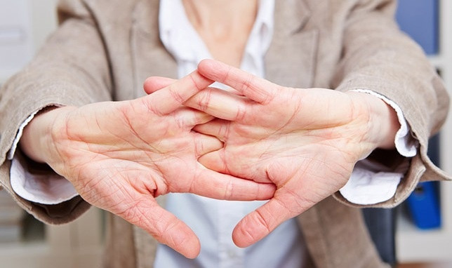 Bẻ khớp có thể gây viêm khớp