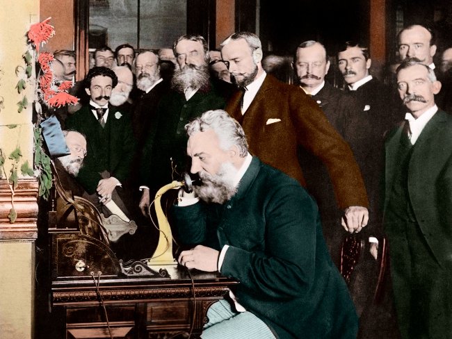 Nhà phát minh Alexander Graham Bell thực hiện cuộc gọi điện thoại đường dài đầu tiên vào khoảng cuối năm 1870