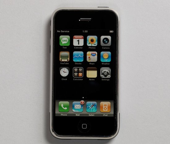 Điện thoại iPhone được thiết kế bởi Jonathan Ive và nhóm thiết kế của Apple