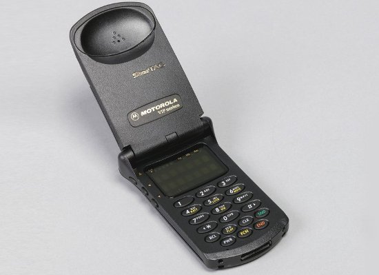 Điện thoại nắp gập StarTAC được thiết kế bởi Albert Nagele