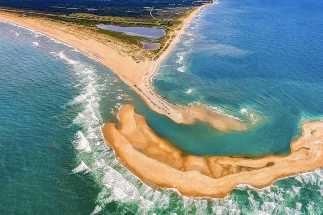 Hòn đảo bí ẩn nổi lên ở tam giác quỷ Bermuda