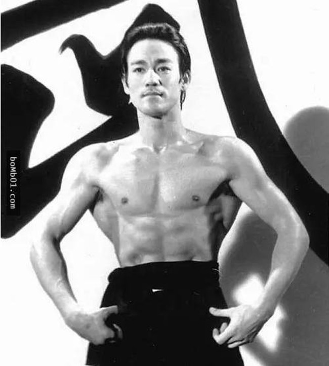 Lý Tiểu Long có thể nâng thanh tạ nặng 34 kg bằng 1 tay 