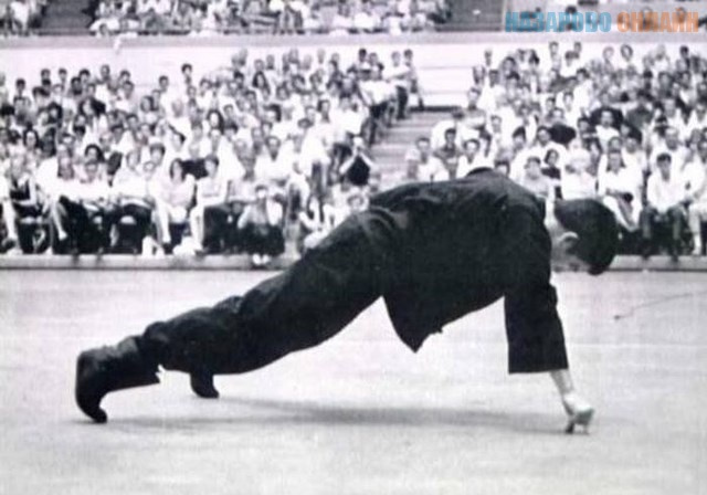 Lý Tiểu Long chống đẩy 100 lần chỉ với một ngón tay cái