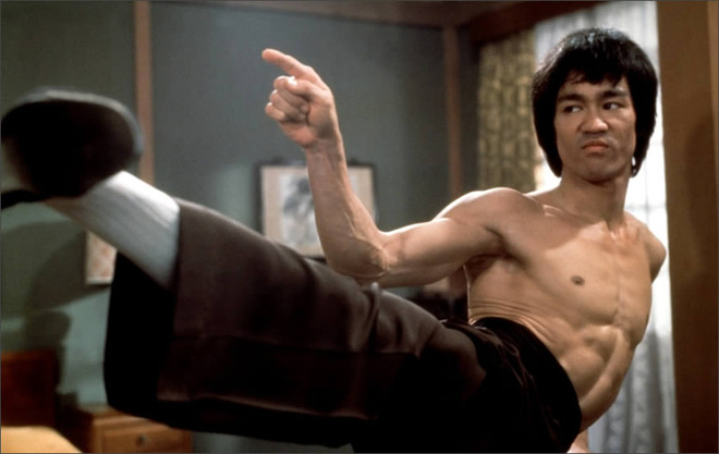 Lý Tiểu Long từng tung một cú đá nghiêng mạnh tới nỗi làm vỡ bao cát 45kg