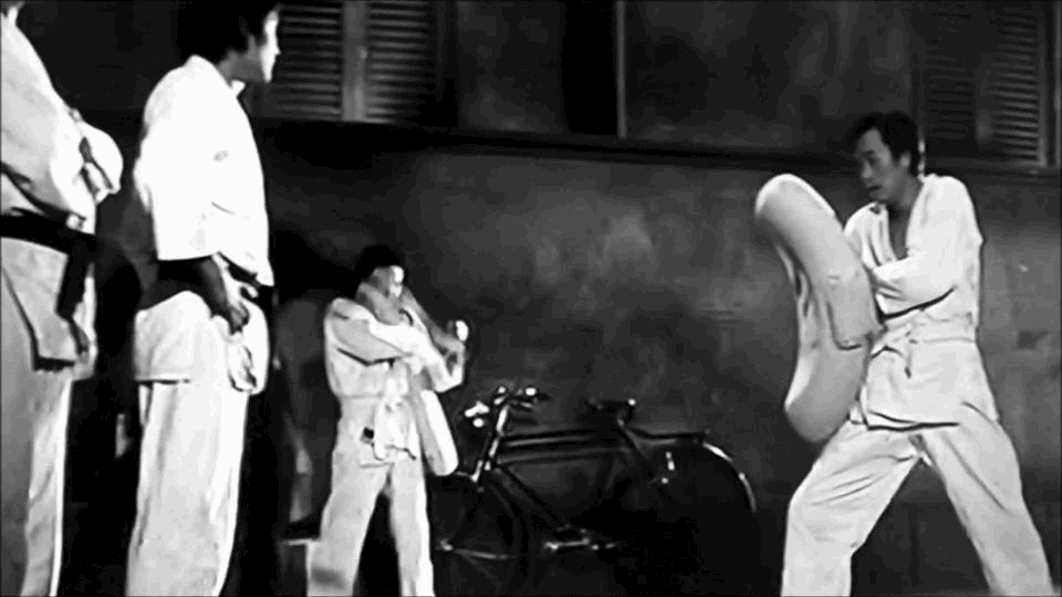 Trong 1 giây, Lý Tiểu Long có thể dùng chân đá được 6 cước