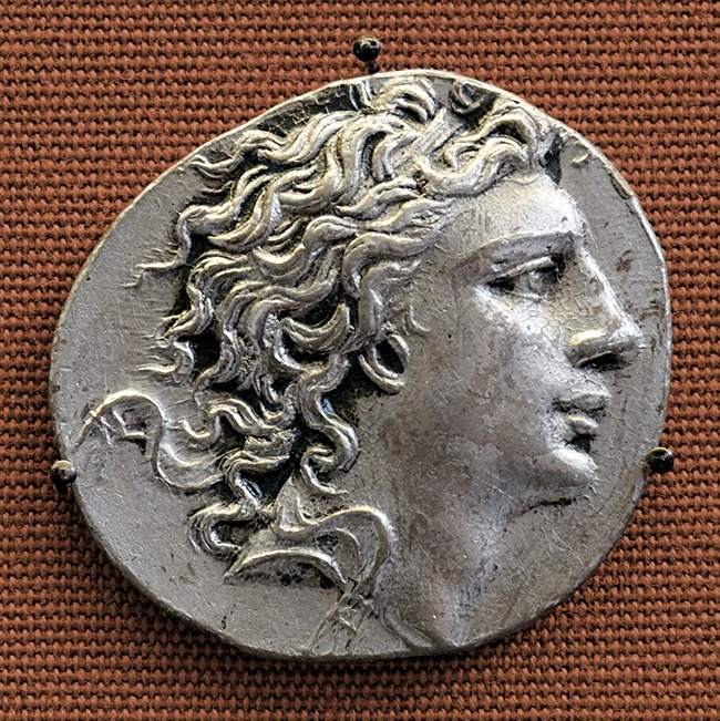 Vua Mithridates VI bản thân không thể tự đầu độc được vì cơ thể miễn nhiễm với mọi loại độc dược