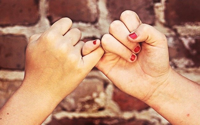 Khi hứa hẹn một điều gì đó, chúng ta sẽ móc ngoéo