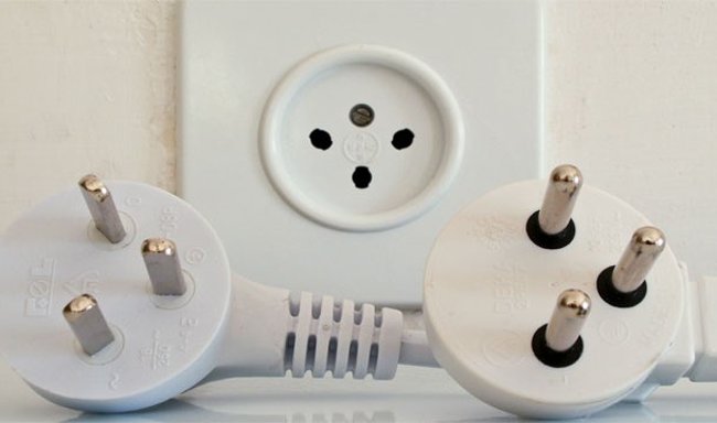 Những chiếc máy kích tim (máy sốc tim) đầu tiên được tạo ra phải cắm vào ổ điện