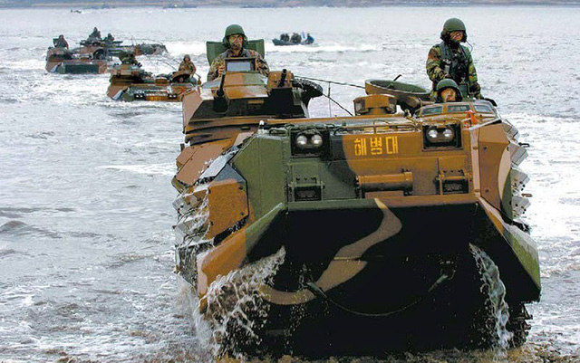 Xe bọc thép lội nước