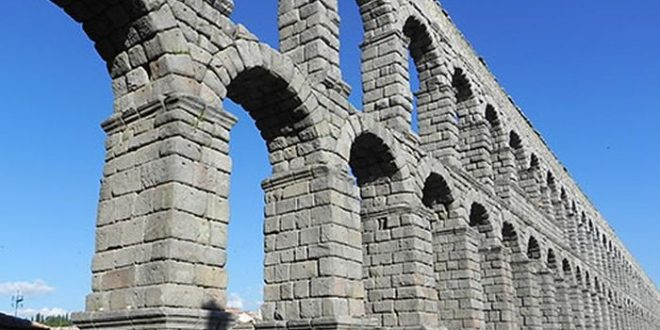 Bức tường hàng ngàn năm tuổi vẫn đứng vững chãi