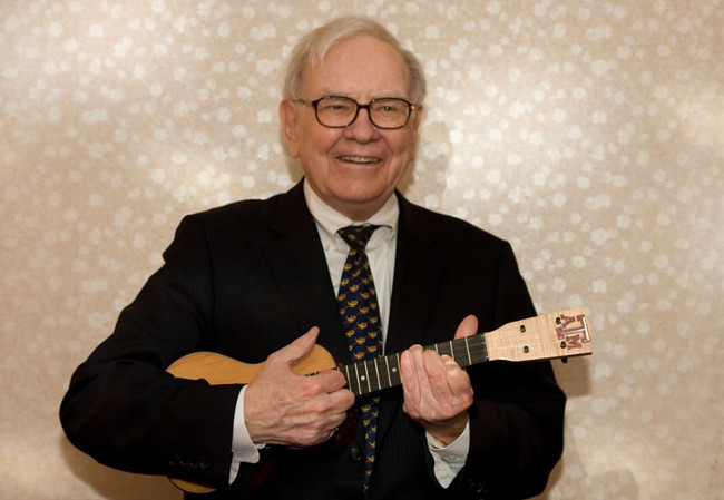 Warren Buffet chơi đàn ukulele