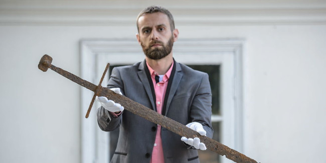 Công nhân xây dựng tìm thấy thanh kiếm 600 năm tuổi ở Ba Lan