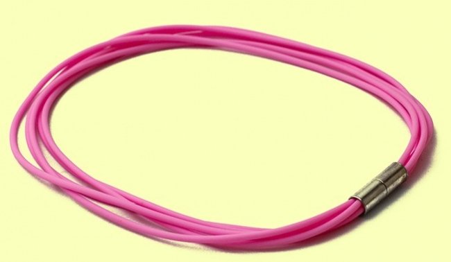 Đặt một sợi dây cao su mỏng lên cổ tay bạn