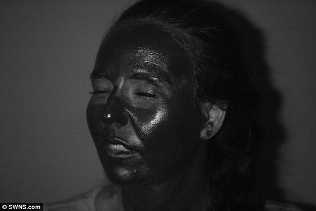 Các nhà nghiên cứu yêu cầu các tình nguyện viên tham gia bôi kem chống nắng lên da mặt mà không hướng dẫn thêm bất kỳ điều gì.