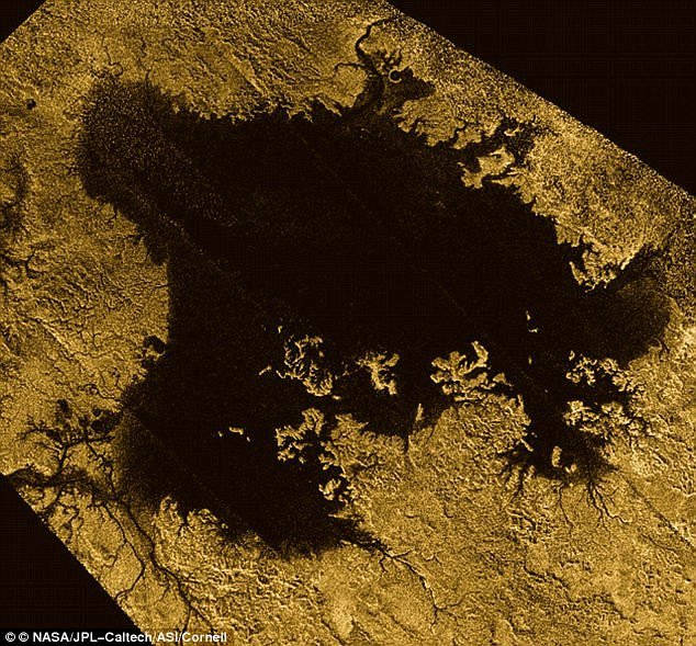 Bề mặt Titan có biển và hồ chứa hydrocarbon dạng lỏng rất trù phú