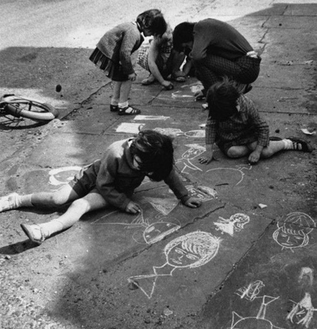 Trẻ em đang dùng phấn để vẽ trên sân tại Manchester năm 1966