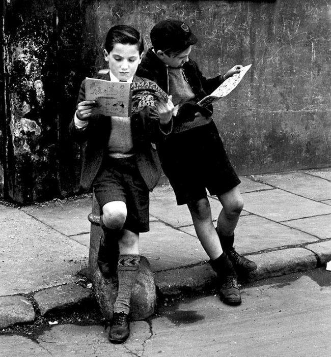 Hai cậu bé đang đứng đọc truyện tranh ngoài phố năm 1952